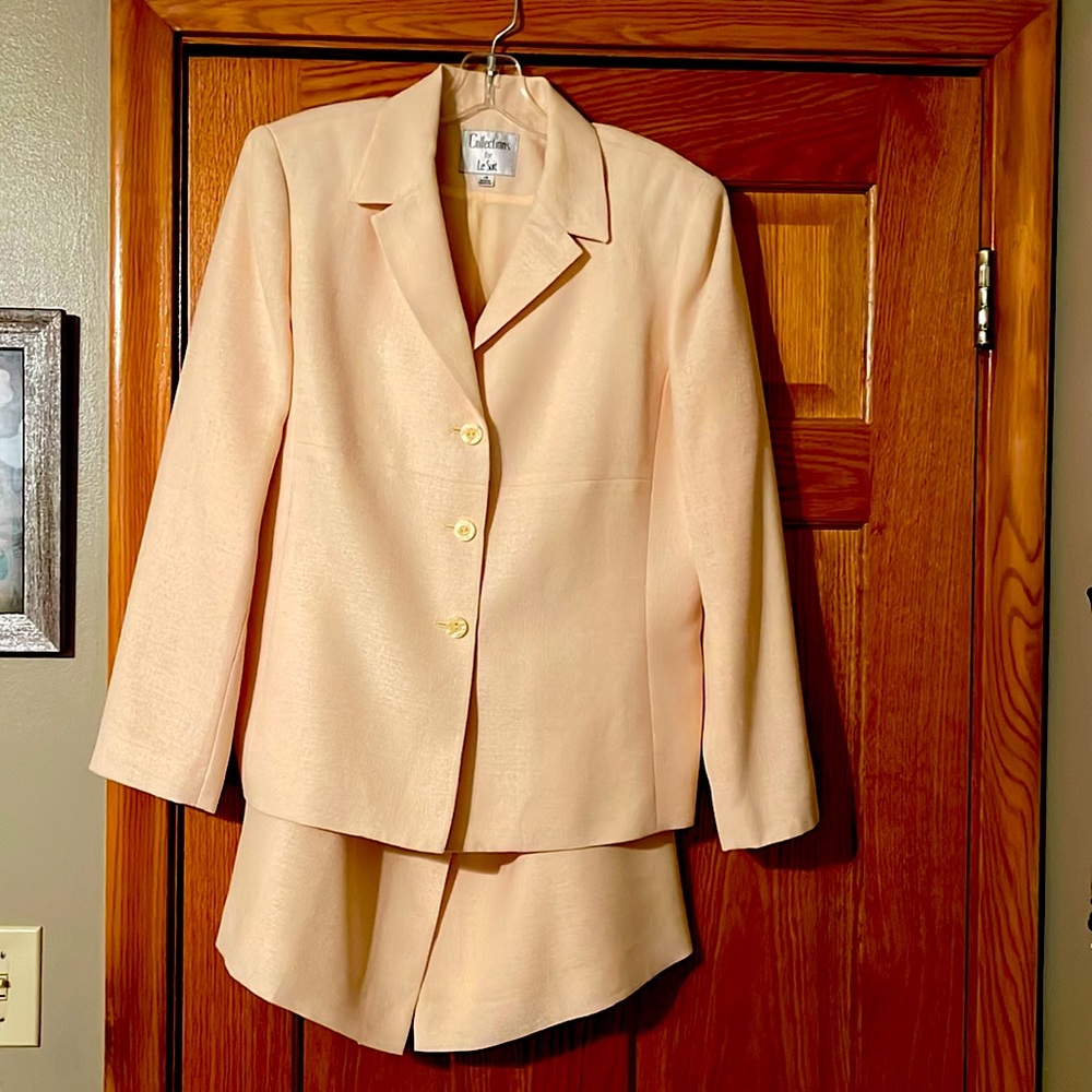 Yellow women’s suit set never worn